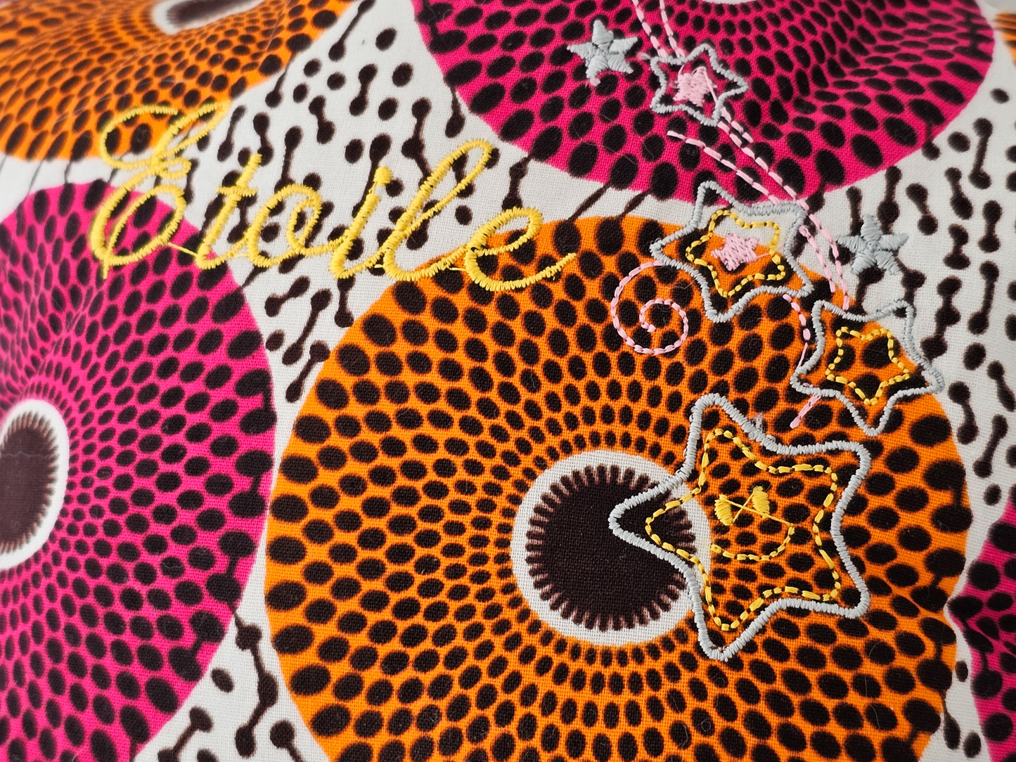 Coussin lumineux et brodé