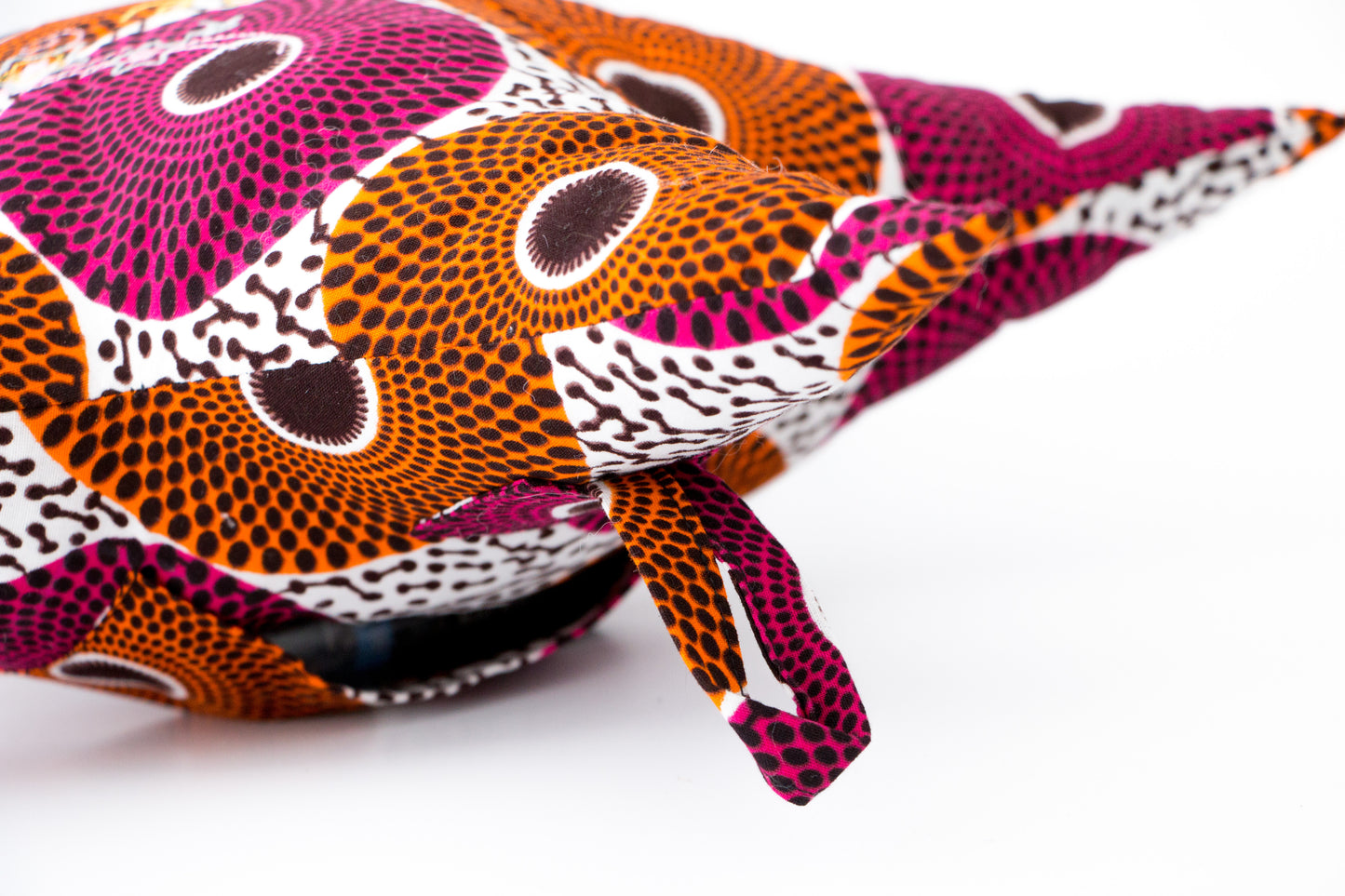 Coussin lumineux et brodé