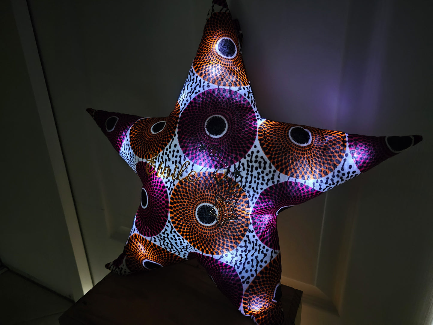 Coussin lumineux et brodé