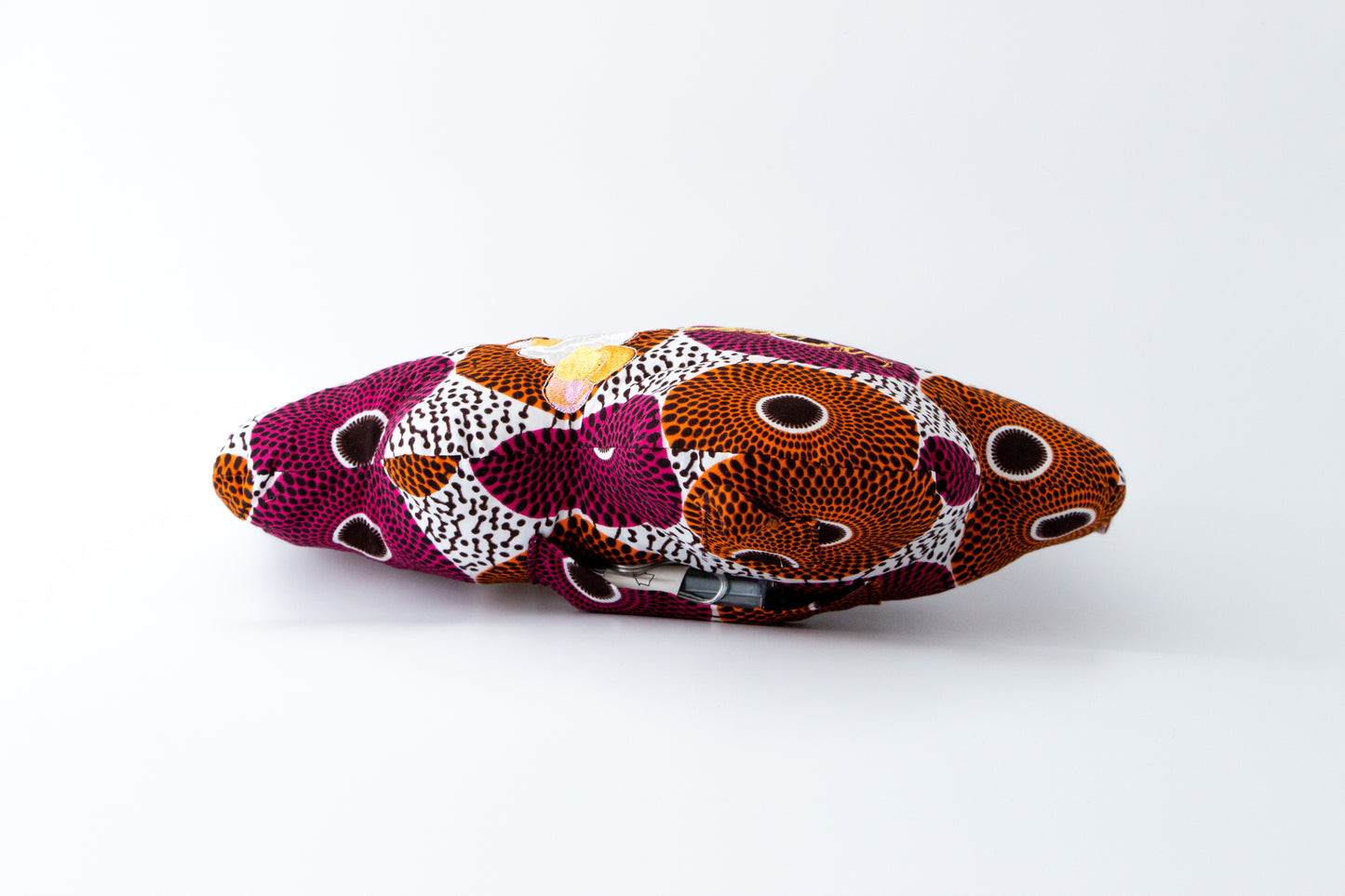 Coussin lumineux et brodé