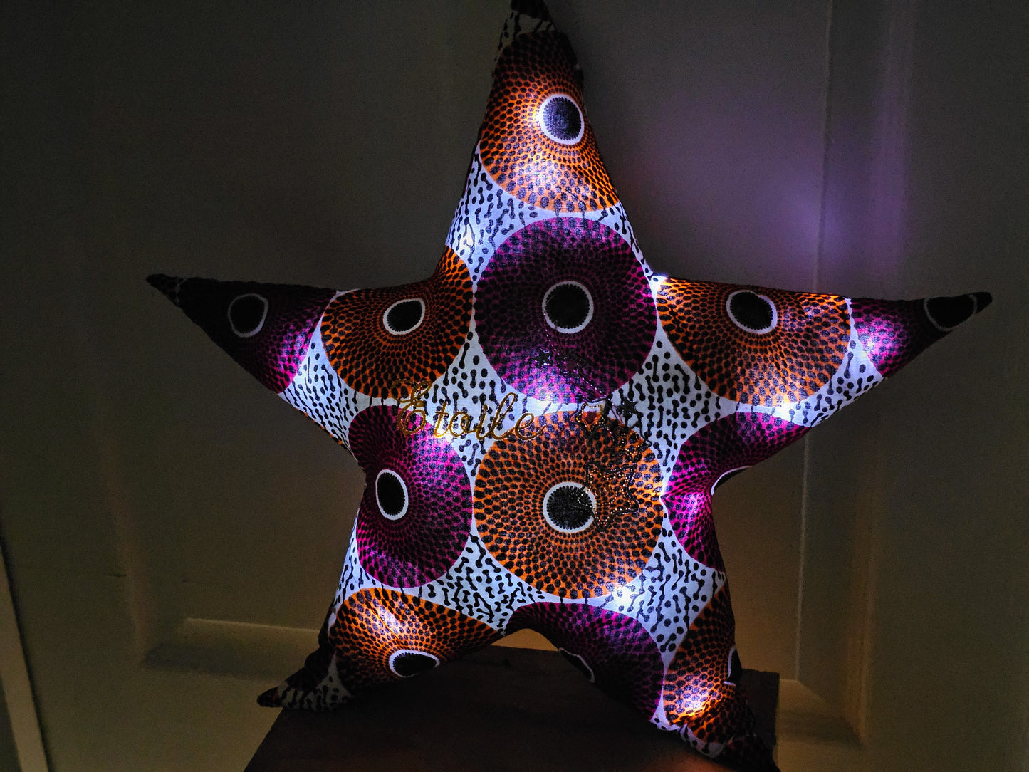 Coussin lumineux et brodé