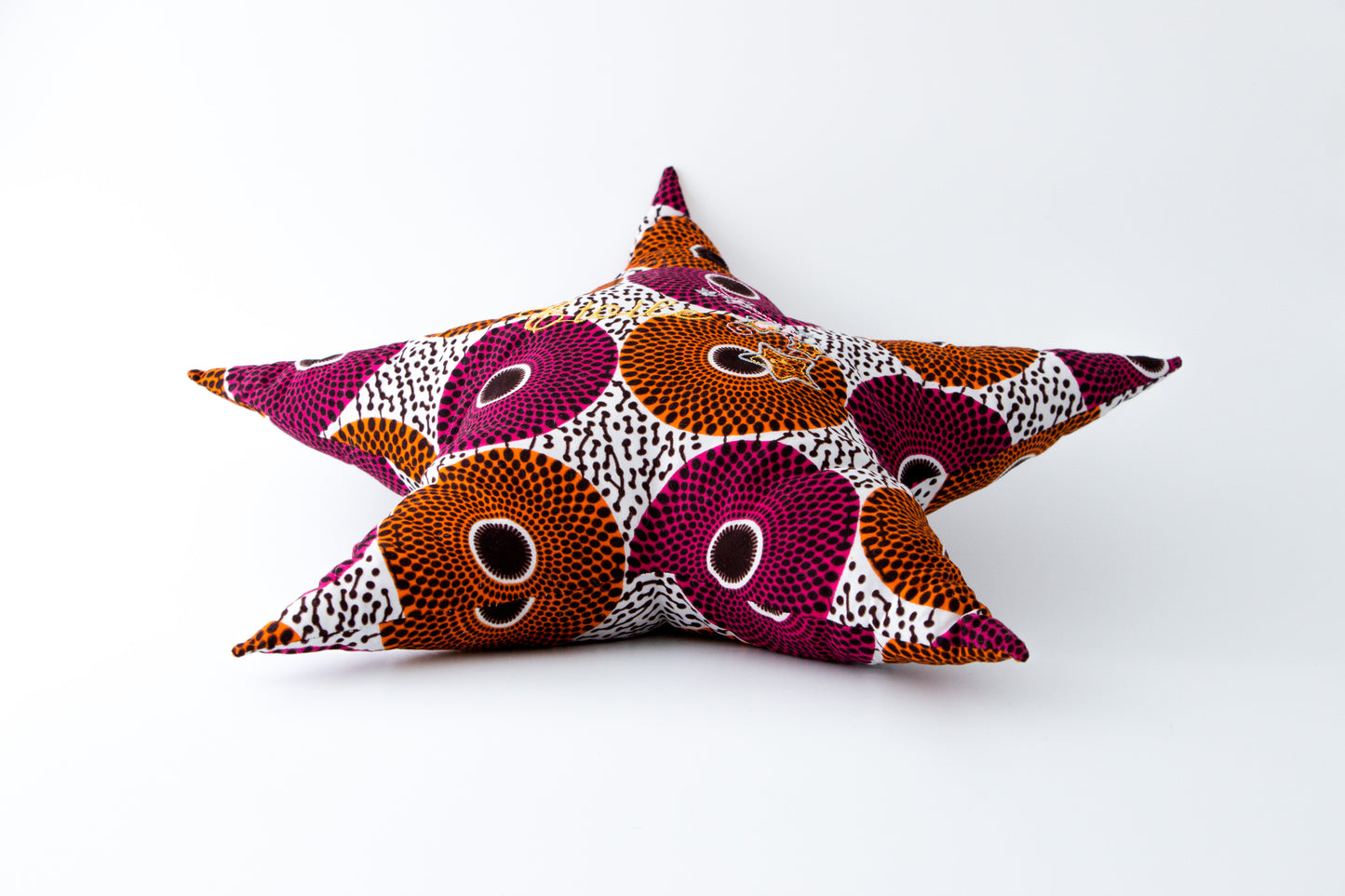 Coussin lumineux et brodé