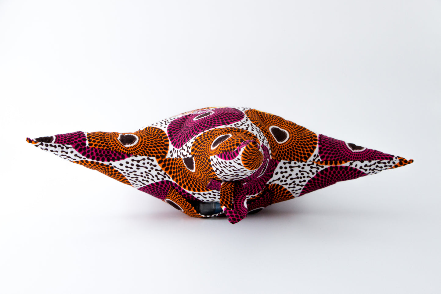 Coussin lumineux et brodé