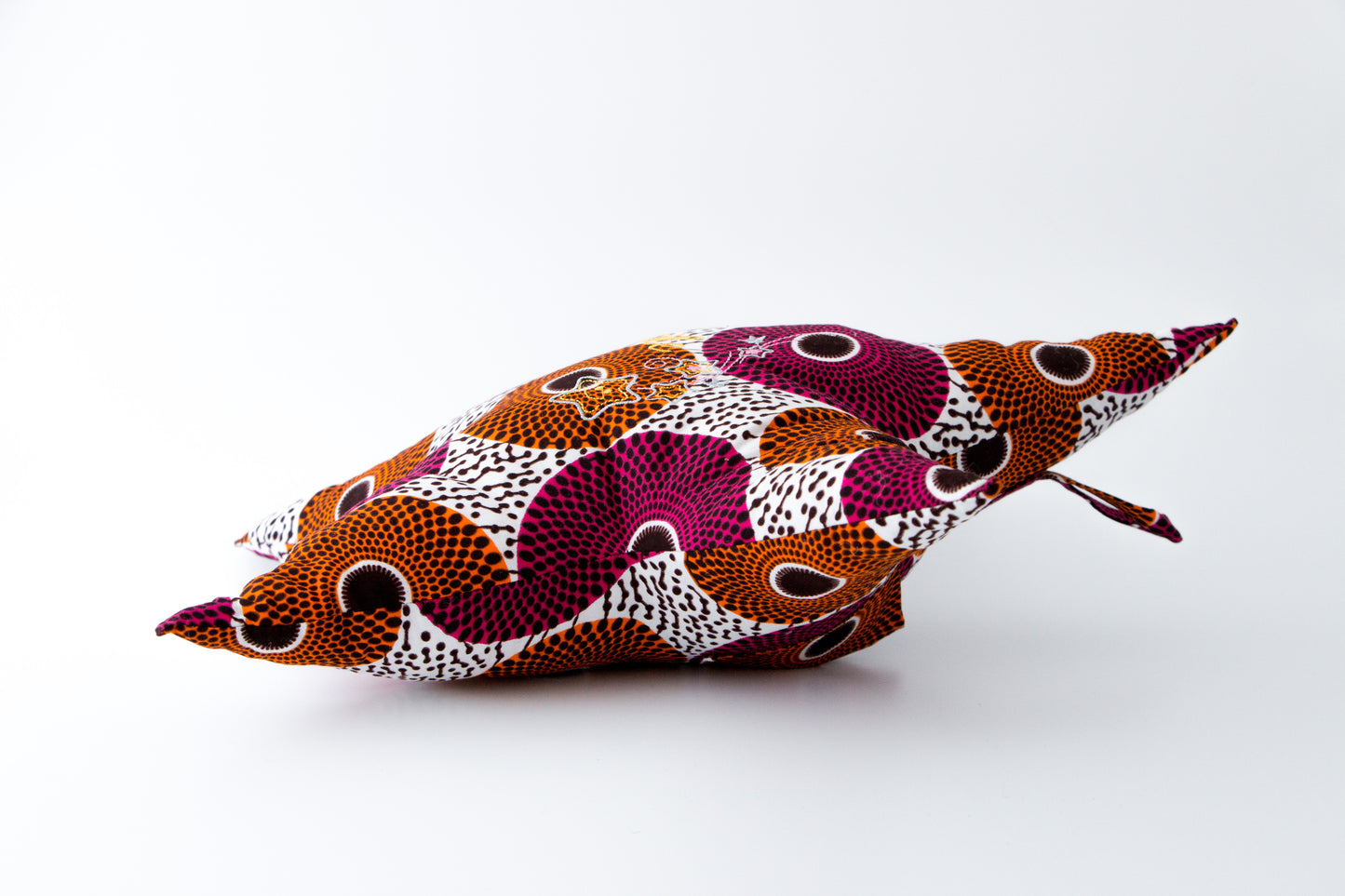 Coussin lumineux et brodé