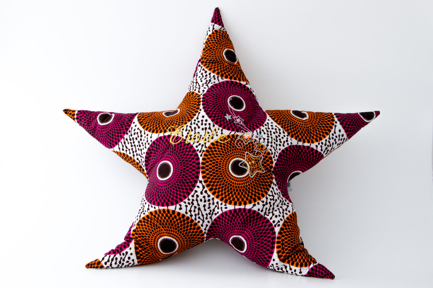 Coussin lumineux et brodé